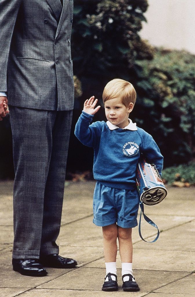 Supersüßer Knirps in blauem Outfit: der Prinz an seinem ersten Kindergartentag im Jahr 1987.