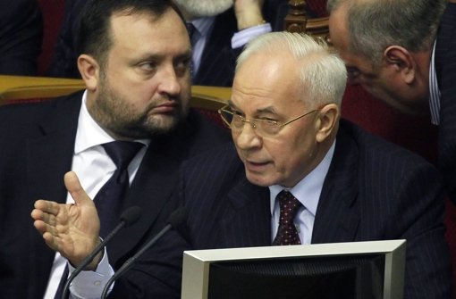 In einer Sondersitzung soll das Parlament über die Zukunft des ukrainischen Regierungschef Nikolai Asarow (rechts) entscheiden. Foto: dpa