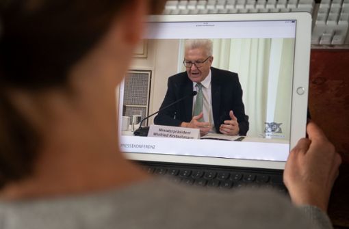 Ministerpräsident Kretschmann informiert regelmäßig in Livestreams über die aktuelle Lage im Hinblick auf die Corona-Pandemie. Foto: dpa/Marijan Murat