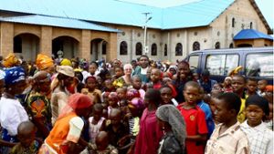 Julius Ekwueme (Mitte) nennt Gudrun Rohde (ebenfalls Mitte) Igbo-Frau. Bei ihrer jüngsten Reise haben sie vor Ort Matratzen gekauft und sie an Waisenkinder gegeben. Foto:  