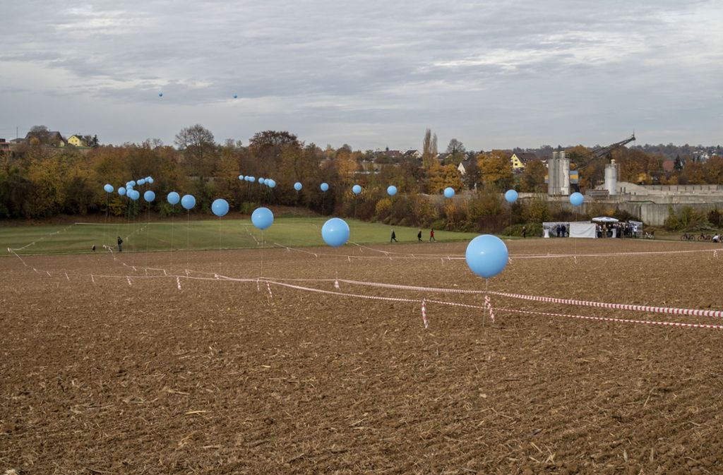 ...die Dimensionen der neuen Brücke mit Luftballons markiert wurden.