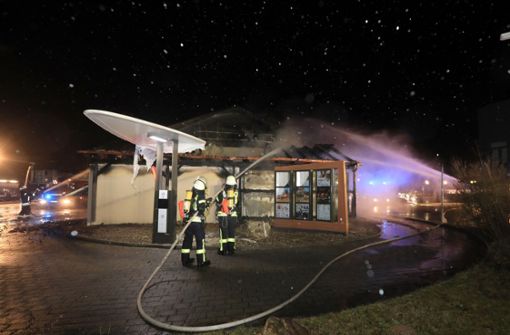 Die Polizei vermutet, dass heißer oder brennender Abfall den Brand ausgelöst hat. Foto: dpa/Ralf Zwiebler