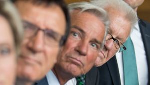 Banger Blick in Richtung Fahrverbote: CDU-Fraktionschef Wolfgang Reinhart, Vize-Regierungschef Thomas Strobl und Ministerpräsident Winfried Kretschmann (v.l.). Foto: dpa
