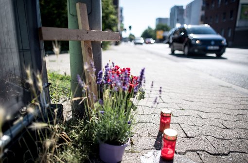 Ein Kreuz steht in Mönchengladbach nahe der Unfallstelle, wo am 17. Juni ein 38-jähriger Fußgänger bei einem illegalen Autorennen getötet wurde. Foto: dpa