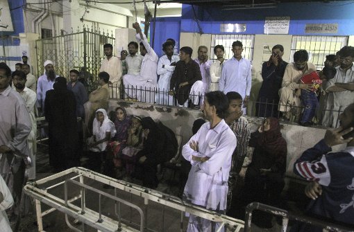 Angehörige und Freunde der Verletzten warten vor einem Hospital im südlichen Pakistan. Foto: AP