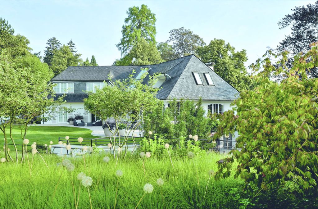 Klassisch eleganter Villengarten mit Landschaftsgarten-Anmutung in Bonn, Nordrhein-Westfalen, entworfen wurde er von  Klaus Klein.