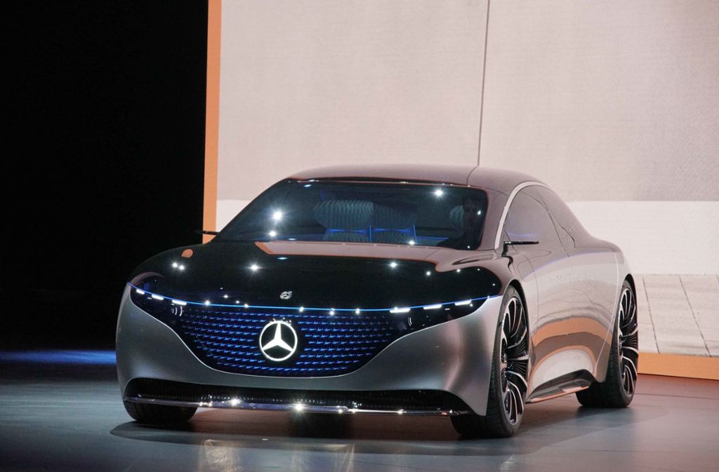 Die Luxuslimousine von Daimler „Mercedes-Benz EQS“ rollt im schnittigen Grauschwarz mit leuchtendem Stern heran.