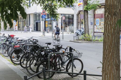Die Eberhardstraße in Stuttgart ist eine von derzeit drei Fahrradstraßen. Insgesamt plant die Stadt 24 weitere solcher Routen für Radfahrer. Foto: Lichtgut/Julian Rettig