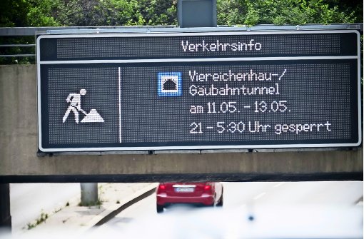 Schilder  warnen die Pendler schon jetzt vor der Sperrung. Foto: Lichtgut/Achim Zweygarth