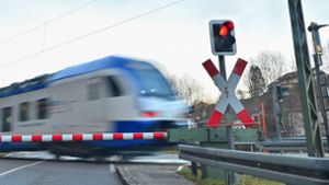 Regionalzug rammt Schwertransporter - Zehn Verletzte