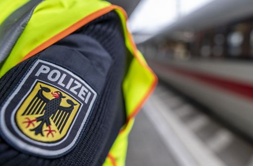 Die Bundespolizei ist für den Bahnverkehr zuständig – manchmal auch nach Feierabend. Foto: picture alliance/dpa/Patrick Seeger