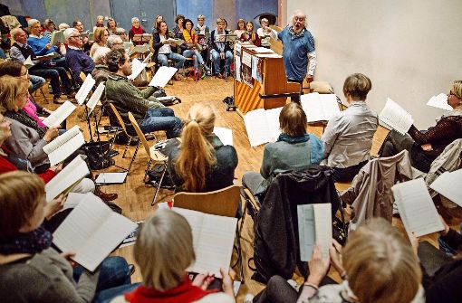 „Gaanz breit muss es hier klingen“ – Chorleiter Walter Pfohl gibt Sängerinnen und Sängern Anweisungen. Foto: Lichtgut/Christoph Schmidt