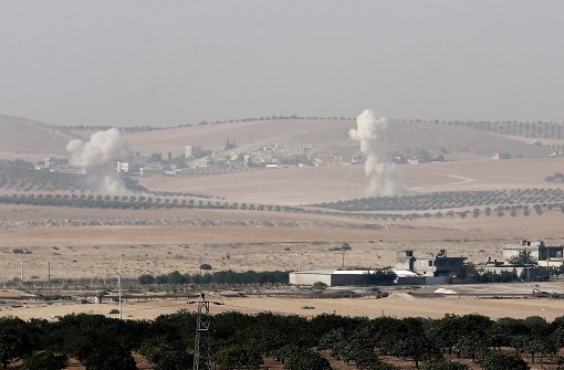 Die Rauchsäulen zeigen türkische Angriffe auf syrischem Boden. Foto: EPA