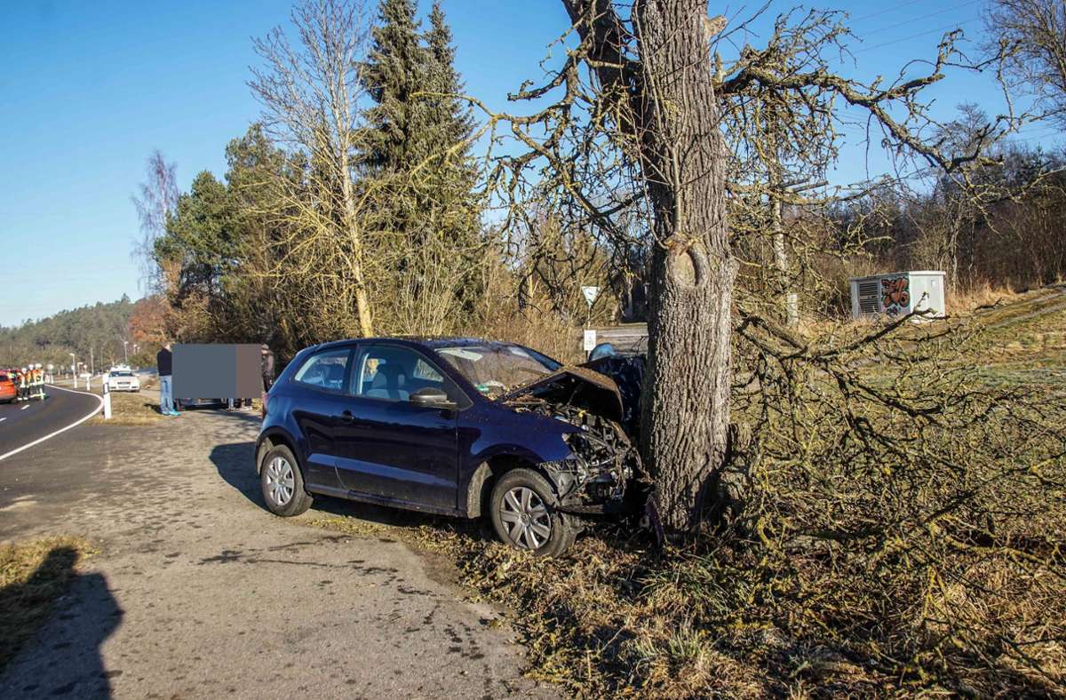 Ein Mann ist am Samstag bei Gärtringen mit seinem Auto gegen einen Baum geprallt.