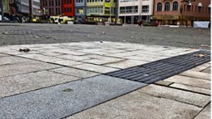 Alte, kaputte  Boden-Platten für den neuen  Test  am Marktplatz. Foto: Martin Haar