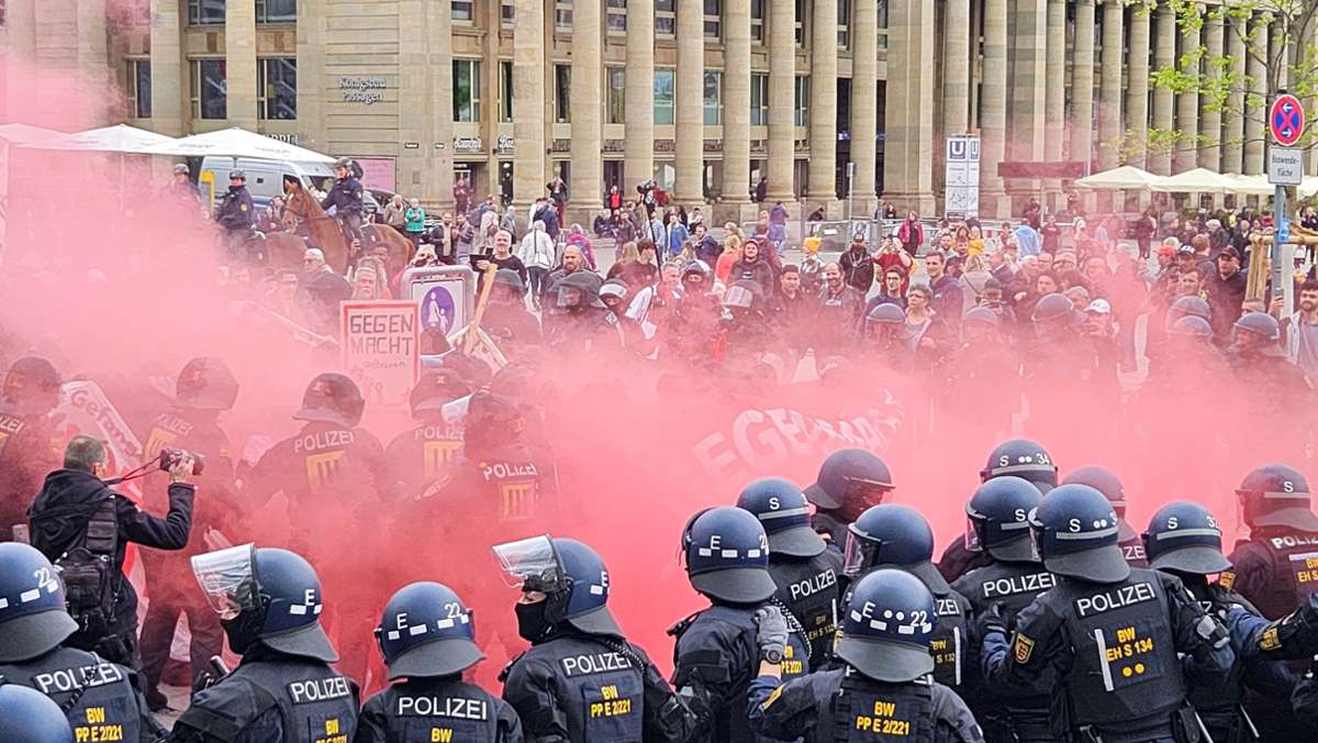1. Mai in Stuttgart: Demo eskaliert: Rauchbomben, Pfefferspray und Schlagstockeinsatz