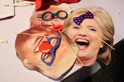 Pappmasken von Hillary Clinton und Donald Trump: Beide haben sich im Wahlkampf nicht mit Ruhm bekleckert. Foto: dpa