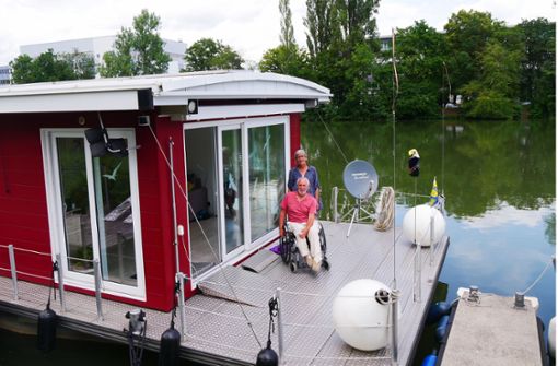 Hausboot Marke Eigenbau: Herbert und Brigitte Trunner genießen ihr Leben auf  dem Wasser. Foto: kd/Kerstin Dannath