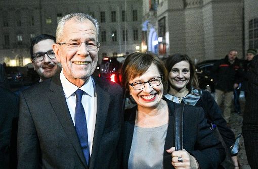 Der künftige österreichische Bundespräsident Alexander van der Bellen mit seiner Ehefrau Doris Schmidauer bei der Ankunft in der Wiener Hofburg. Foto: dpa