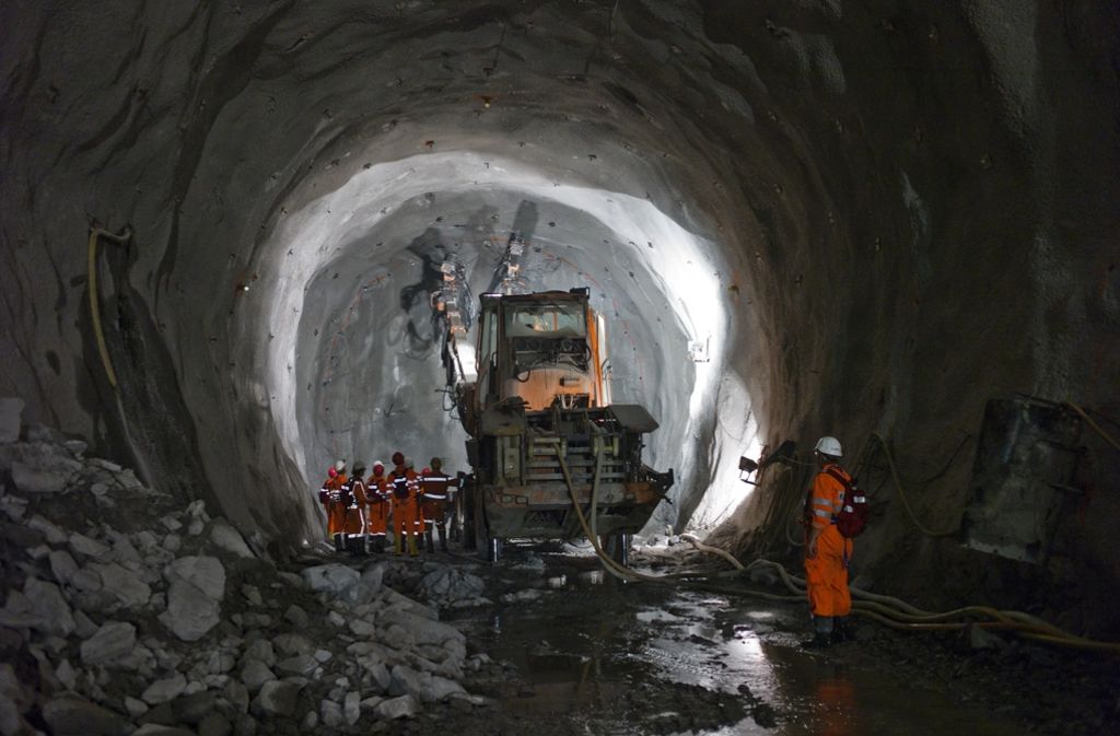 Ingenieure betrachten am 9. September 2010 während einer Prüfung auf der Baustelle des Teilabschnitts „Sedrun“ im Gotthard-Basistunnels bei Sedrun im Kanton Graubuenden die rohe Tunnelwand.