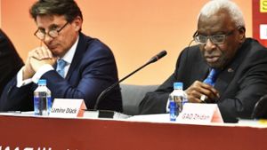 Der frühere IAAF-Präsident Diack (links, Archivfoto aus dem Jahr 2015) steht im Kreuzfeuer der Kritik Foto: dpa