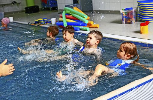 Gemeinsam lernen beim Schwimmkurs – auch dafür sind Vereine da. Foto: Stefanie Schlecht