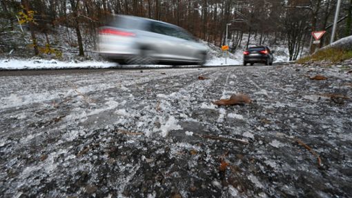 Eis liegt auf vielen Straßen auch in Baden-Württemberg. Der Deutsche Wetterdienst  warnt vor Glatteis durch überfrierenden Regen. Foto: dpa/Bernd Weißbrod