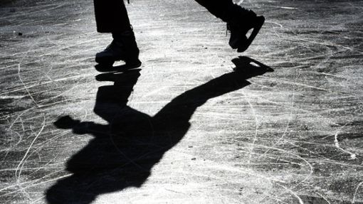 Wer sich aufs Eis wagt, sollte einige Regeln beherzigen. Foto: dpa/Patrick Seeger
