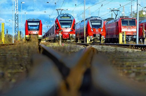 Von  Mai an soll der Zugverkehr zwischen Bad Cannstatt und Waiblingen für längere Zeit zum Erliegen kommen. Foto: dpa/Jens Büttner