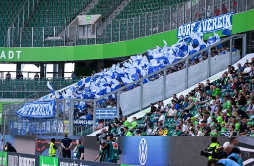 Die Hoffenheim-Fans in der Volkswagen Arena. Foto: IMAGO/Nordphoto/IMAGO/nordphoto GmbH / Teresa Kroeger