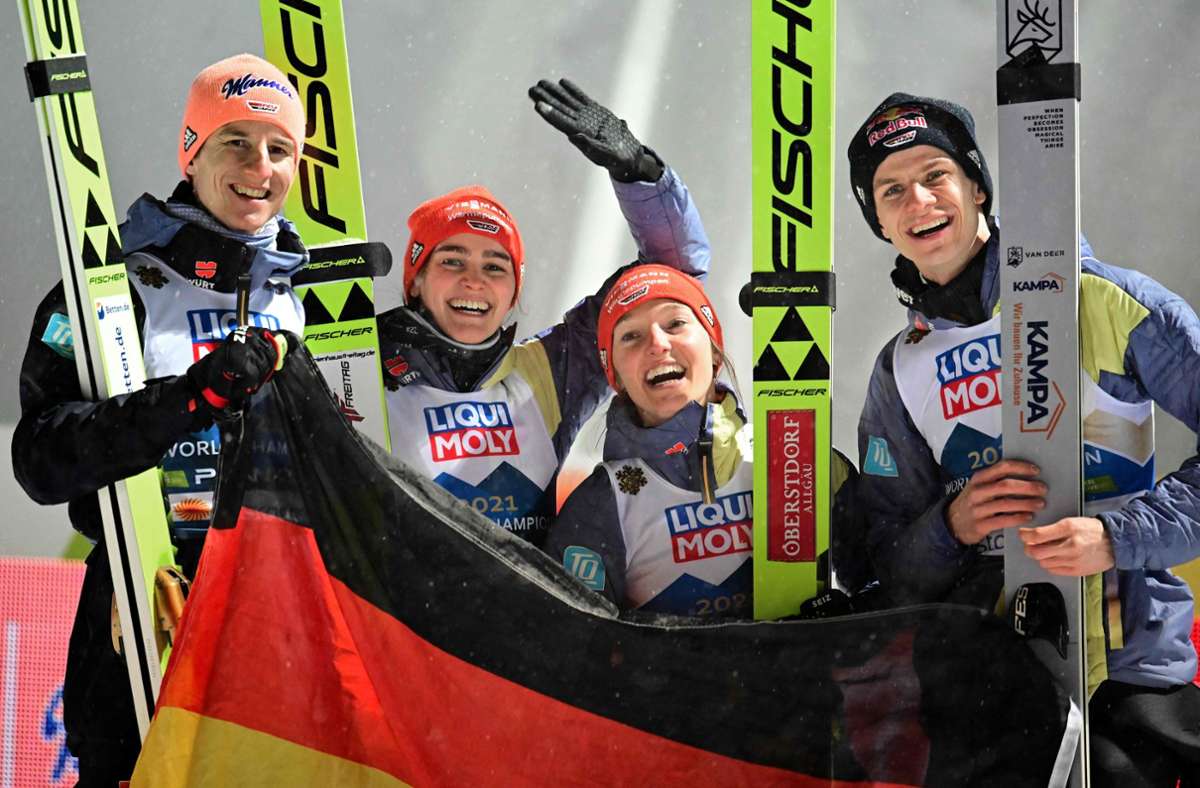 Gold für das deutsche Skisprung-Mixed Foto: AFP/JURE MAKOVEC