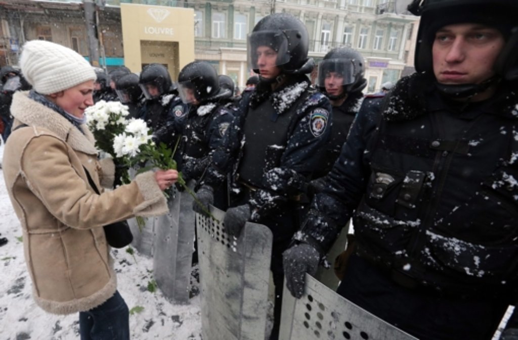 Blumen für die Soldaten: In Kiew wird die Lage immer ernster.