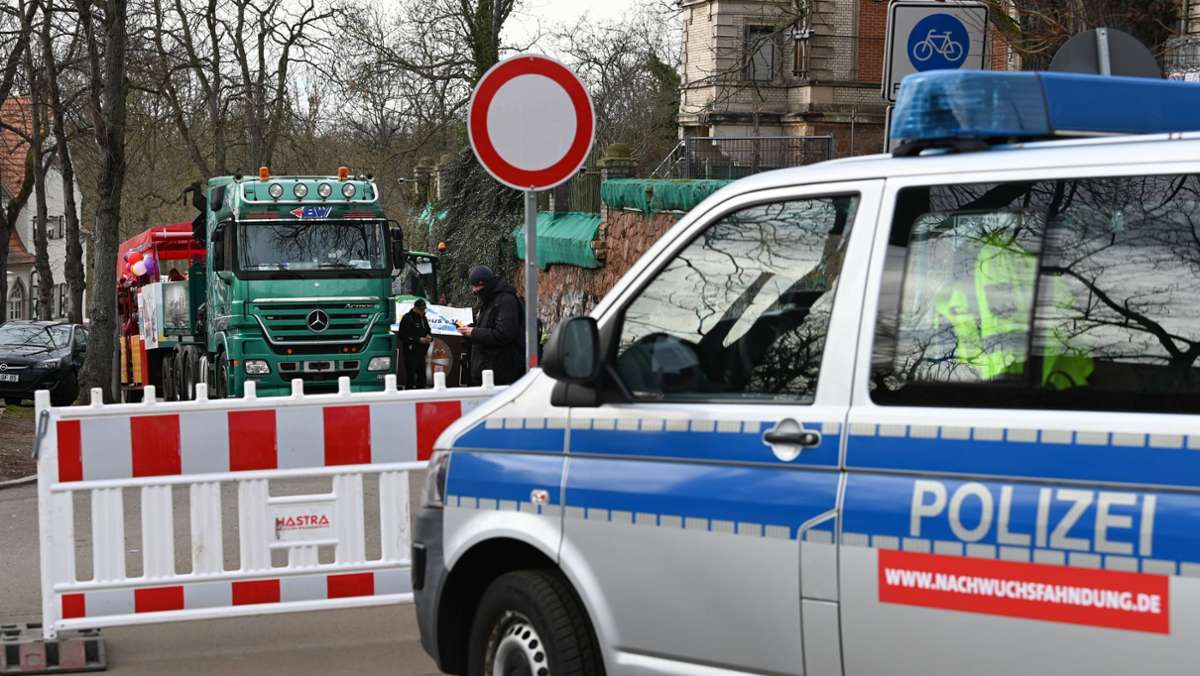 Umzug in Halle abgebrochen: Von Festumzugswagen überrollt  – Frau   lebensbedrohlich verletzt