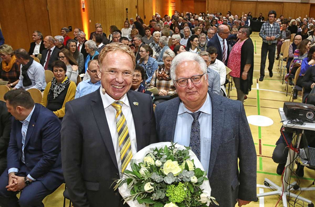 Neujahrsempfang: Bürgermeister Ralf Trettner (links) ehrt Günther Reiser. Foto: R. Poller/Avanti