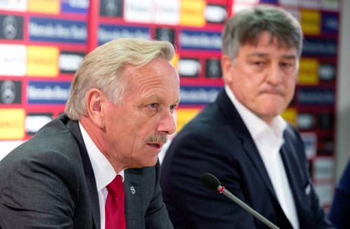 Der VfB Stuttgart um Aufsichtsrats-Boss Joachim Schmidt (links) und Präsident Bernd Wahler.  Foto: dpa