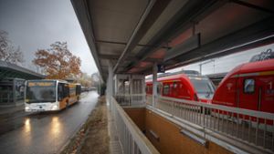 Am Bahnhof Waiblingen konnte die Polizei die beiden Täter noch im Zug erwischen. Foto: Gottfried / Stoppel