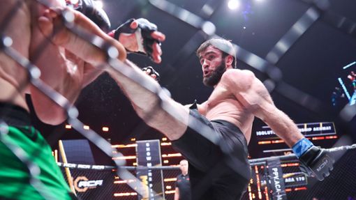 MMA-Kampf zwischen Ali Abdulkhalikov (re.) und Lom-Ali Nalgiev (links) im Irina Viner Palace of Gymnastics in Moskau. Foto: Imago/Itar-Tass