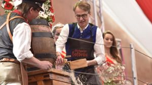 Routiniert eröffnet „Wasenbürgermeister“ Michael Föll mit dem Fassanstich das Frühlingsfest. Foto: 7aktuell.de/Oskar Eyb