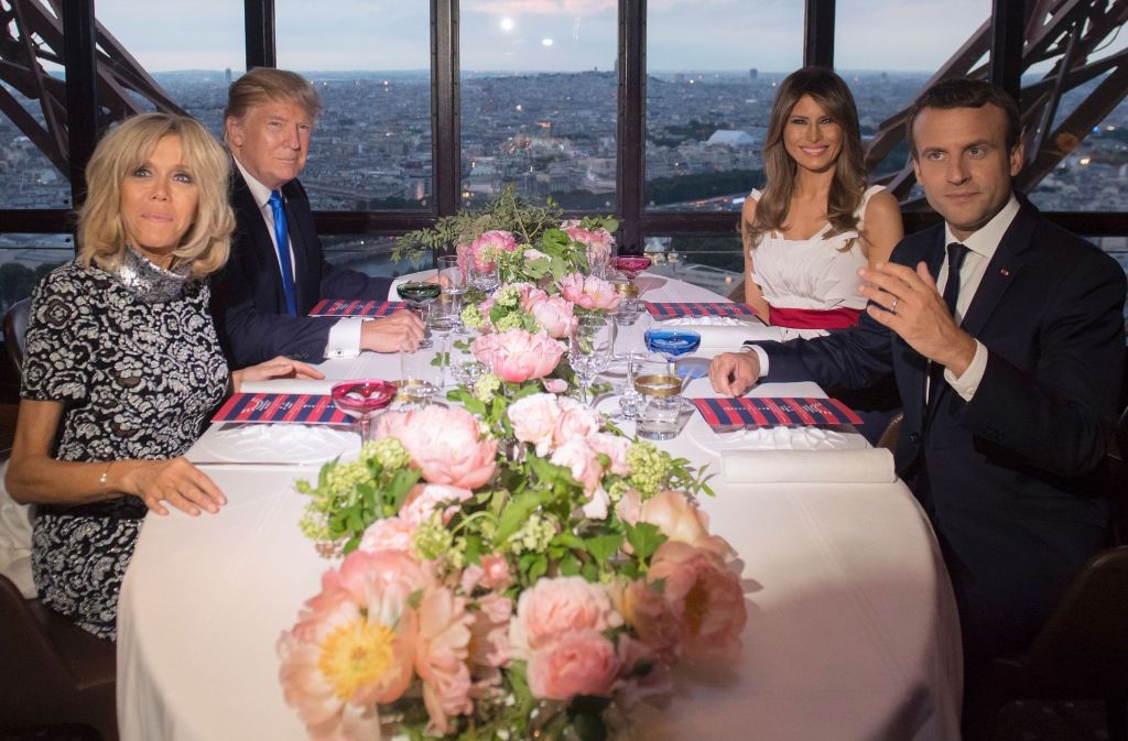 Brigitte Macron, Donald Trump, Melania Trump und Emmanuel Macron (von links) beim Essen im Pariser Eiffel-Turm Foto: AFP