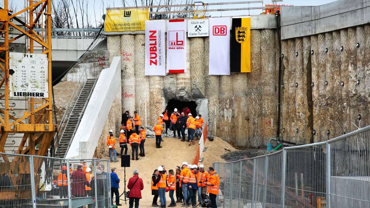 Ein kleines Loch markiert den Durchbruch beim Tunnelbau in Oberboihingen.