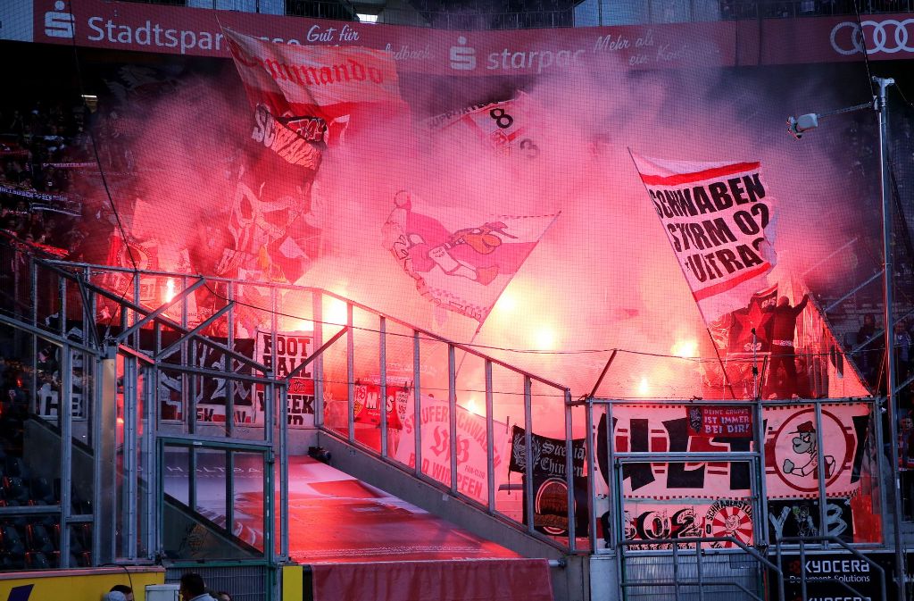 VfB-Fans hatten Pyros im Gästeblock gezündet.