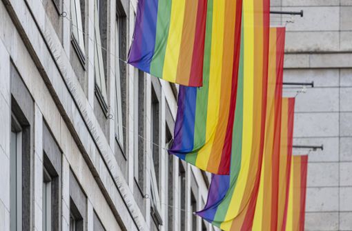 Vor dem Stuttgarter Rathaus wehen Regenbogenfahnen, als Zeichen der Solidarität und Unterstützung der LGBTQIA+ –Bewegung . Foto: imago images/Arnulf Hettrich/ARNULF HETTRICH via www.imago-images.de