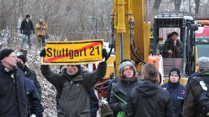 Gegen das Fällen von 17 Bäumen an der Ehmannstraße haben am Montagmorgen etwa 50 Stuttgart-21-Gegner demonstriert. Sieben Personen mussten laut Polizei weggetragen werden. Foto: www.7aktuell.de |