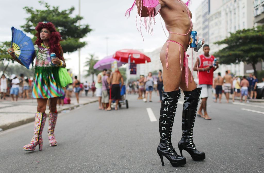 Schrille Kostüme und viel nackte Haut waren am Sonntag an der Copacabana in Brasilien zu sehen.
