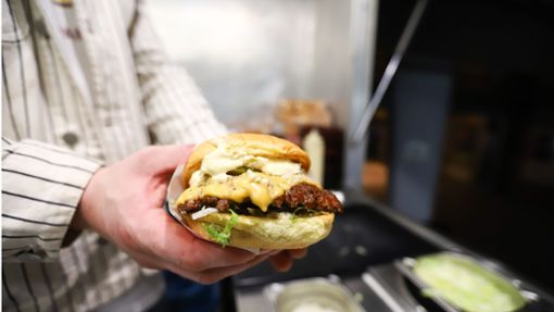 Im Foodtruck vor dem Studio Amore gibt es nun Smash Burger. Foto: LICHTGUT/Zophia Ewska