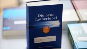 Nachdem mehr als fünf Jahre rund 70 Theologen den Bibeltext von Martin Luther überarbeitet haben, beginnt am 16. Juni 2016 in einer Druckerei im bayerischen Nördlingen die Produktion der neuen Lutherbibel. Foto: dpa