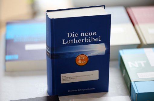Nachdem mehr als fünf Jahre rund 70 Theologen den Bibeltext von Martin Luther überarbeitet haben, beginnt am 16. Juni 2016 in einer Druckerei im bayerischen Nördlingen die Produktion der neuen Lutherbibel. Foto: dpa