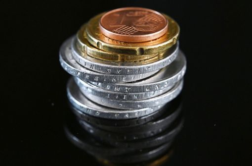 Münzen im Wert von 12,41 Euro liegen auf einer schwarzen Fläche:  Der allgemeine gesetzliche Mindestlohn in Deutschland soll zum 1. Januar 2024 von 12,00 auf 12,41 Euro und zum 1. Januar 2025 auf 12,82 Euro steigen. Foto: dpa/Marijan Murat