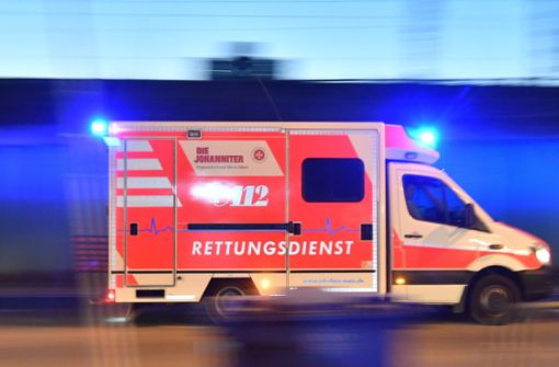 Der 29-jährige Lkw-Fahrer musste nach dem Unfall in ein Krankenhaus gebracht werden (Symbolbild). Foto: picture alliance/dpa/Boris Roessler