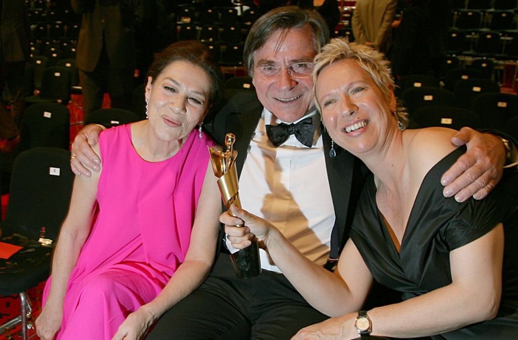 Hannelore Elsner (l) und Elmar Wepper, sowie die Regisseurin Doris Dörrie lächeln auf der Party nach der Verleihung des 58. Deutschen Filmpreises mit der „Lola“, wo Wepper in der Kategorie „beste männliche Hauptrolle“ für den Film „Kirschblüten Hanami“ aufgezeichnet wurde.